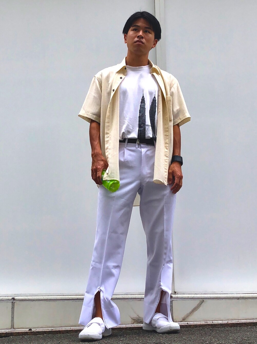 「ビッグシルエット、スラックス、タックイン、シャツスタイル、ホワイトコーデ、白パンツ、フレアパンツ、サンダル、エアリフト、スリット」｜「no brandのアイテム（シャツ/ブラウス、ベージュ系）」を使った、オレンジさん（メンズ・169cm）の夏コーディネートの1枚目の写真