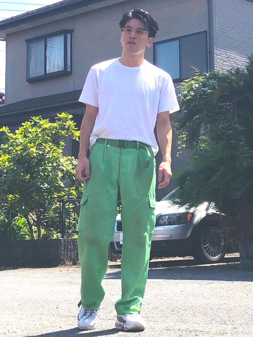 「シンプルコーデ、シンプル、白Tシャツ、グリーン、ワークパンツ、NIKE、カラーパンツ、佐川急便」｜「UNIQLOのMEN ドライカラークルーネックT（半袖）（Tシャツ/カットソー、ホワイト系）」を使った、オレンジさん（メンズ・169cm）の夏コーディネートの1枚目の写真