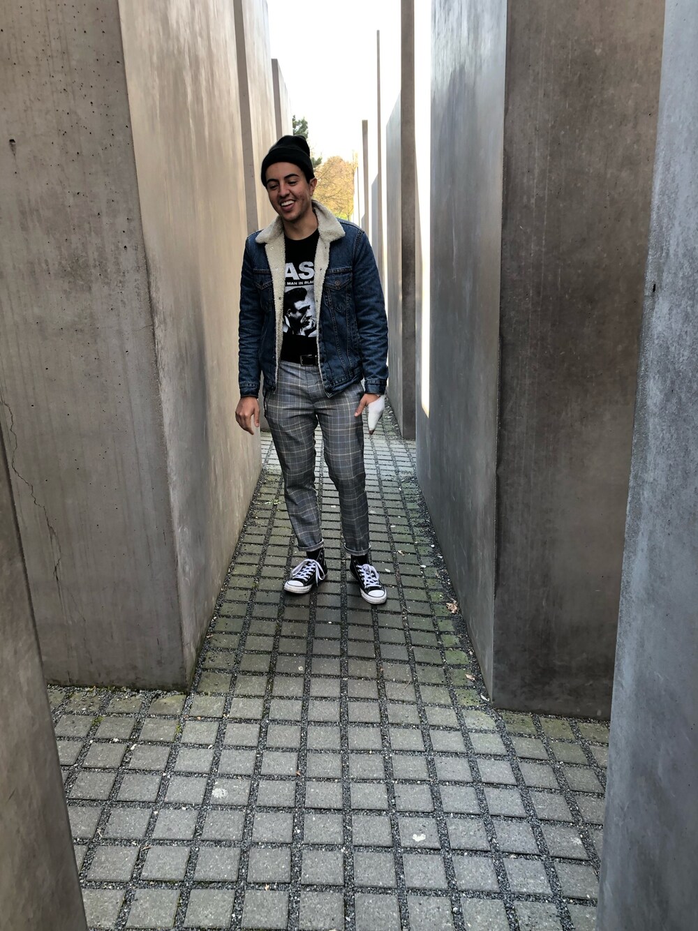 「travel、VINTAGE」｜「ZARAのアイテム（スラックス、ブルー系）」を使った、Luigi Gonzalezさん（メンズ・170cm）の夏コーディネートの1枚目の写真