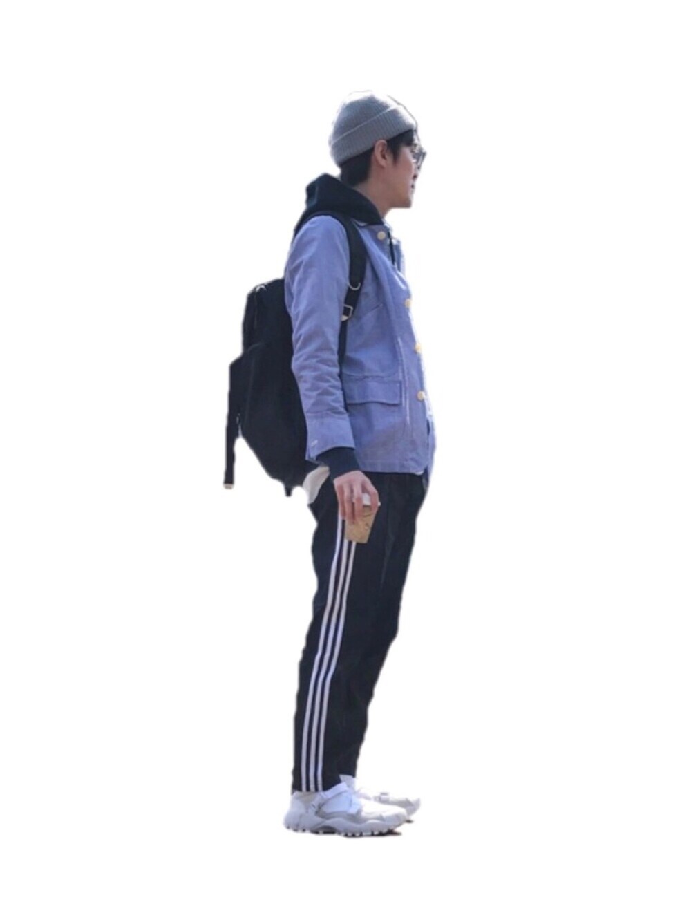 「ラインパンツ、カバーオール、パーカー、白スニーカー」｜「UNIQLOのアイテム（カバーオール、ブルー系）」を使った、ともつまさん（メンズ・178cm）の春コーディネートの1枚目の写真
