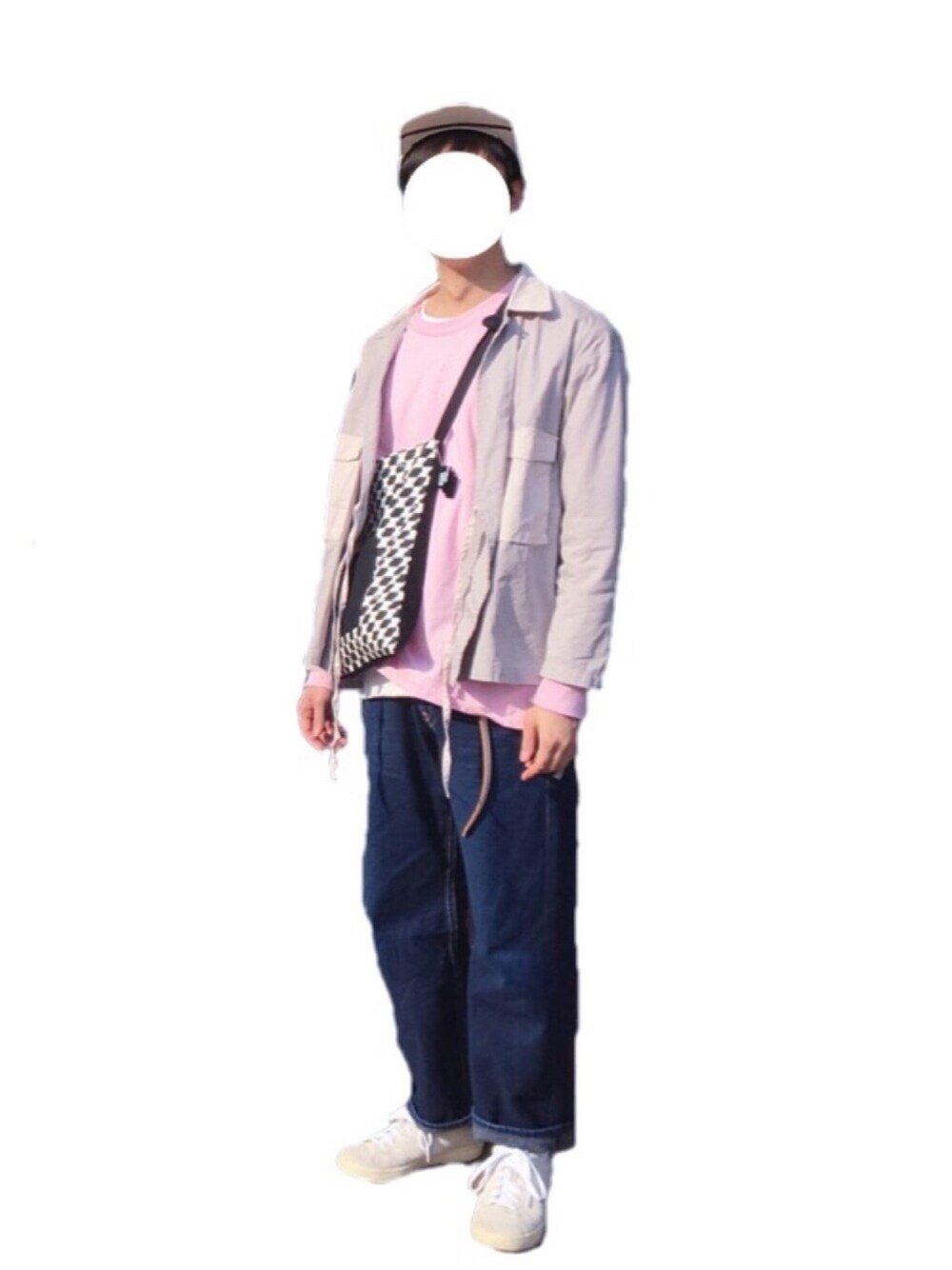 「ワイドデニム、ピンク、ワイドパンツ、白スニーカー」｜「GILDANのアイテム（Tシャツ/カットソー、ピンク系）」を使った、ともつまさん（メンズ・179cm）の春コーディネートの1枚目の写真