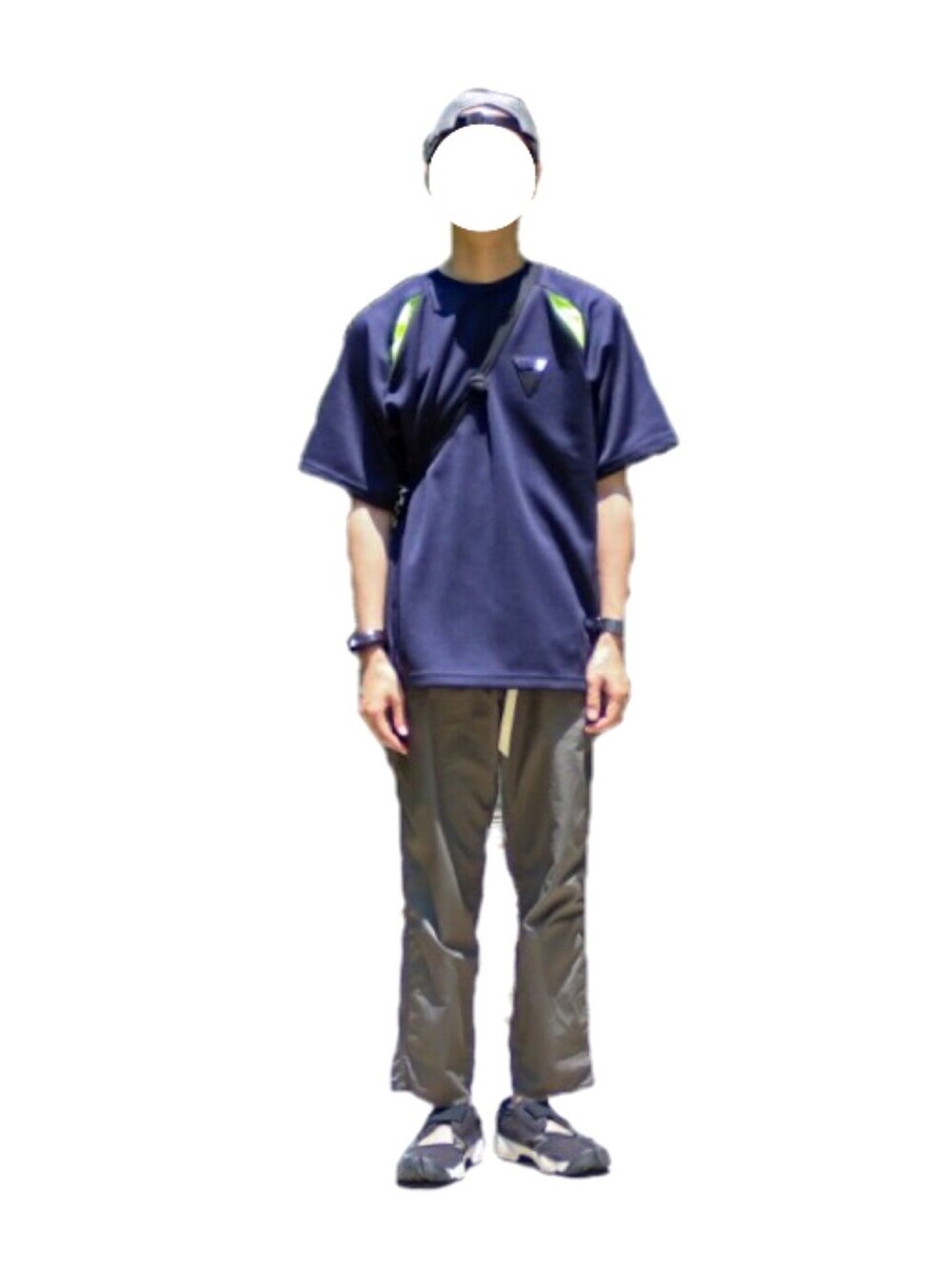 ブルー系のジャージ、グリーン系のその他パンツ、ブラック系のシューズを着用したメンズの夏コーディネートの1枚目の写真