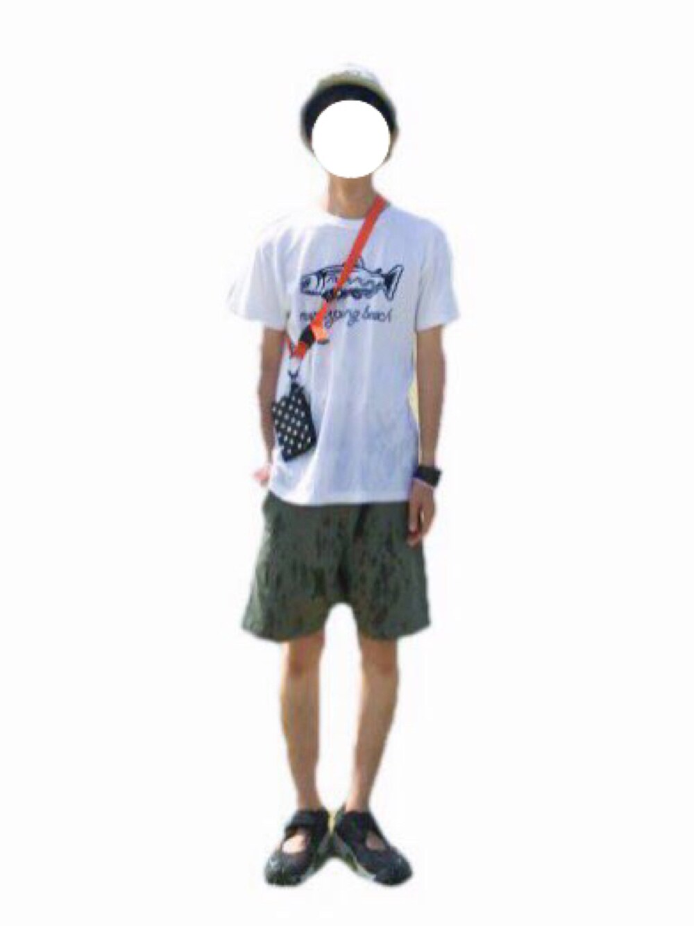 ホワイト系のTシャツ/カットソー、グリーン系のその他パンツ、ブラック系のシューズを着用したメンズの夏コーディネートの1枚目の写真