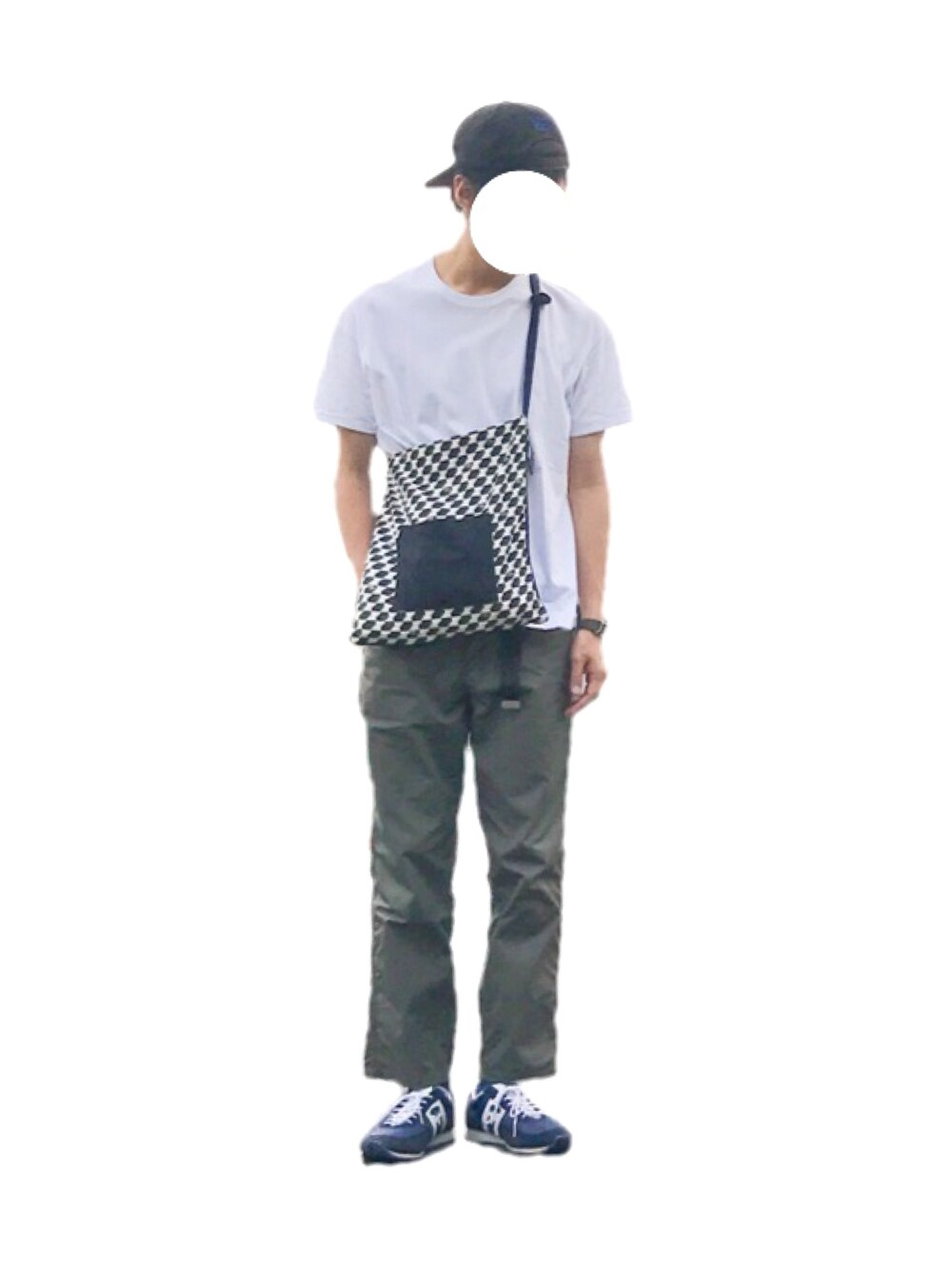 「無地T、シンプル、サコッシュ」｜「AURALEEの【AURALEE(オーラリー)】シームレスTシャツ（Tシャツ/カットソー、ホワイト系）」を使った、ともつまさん（メンズ・178cm）の夏コーディネートの1枚目の写真