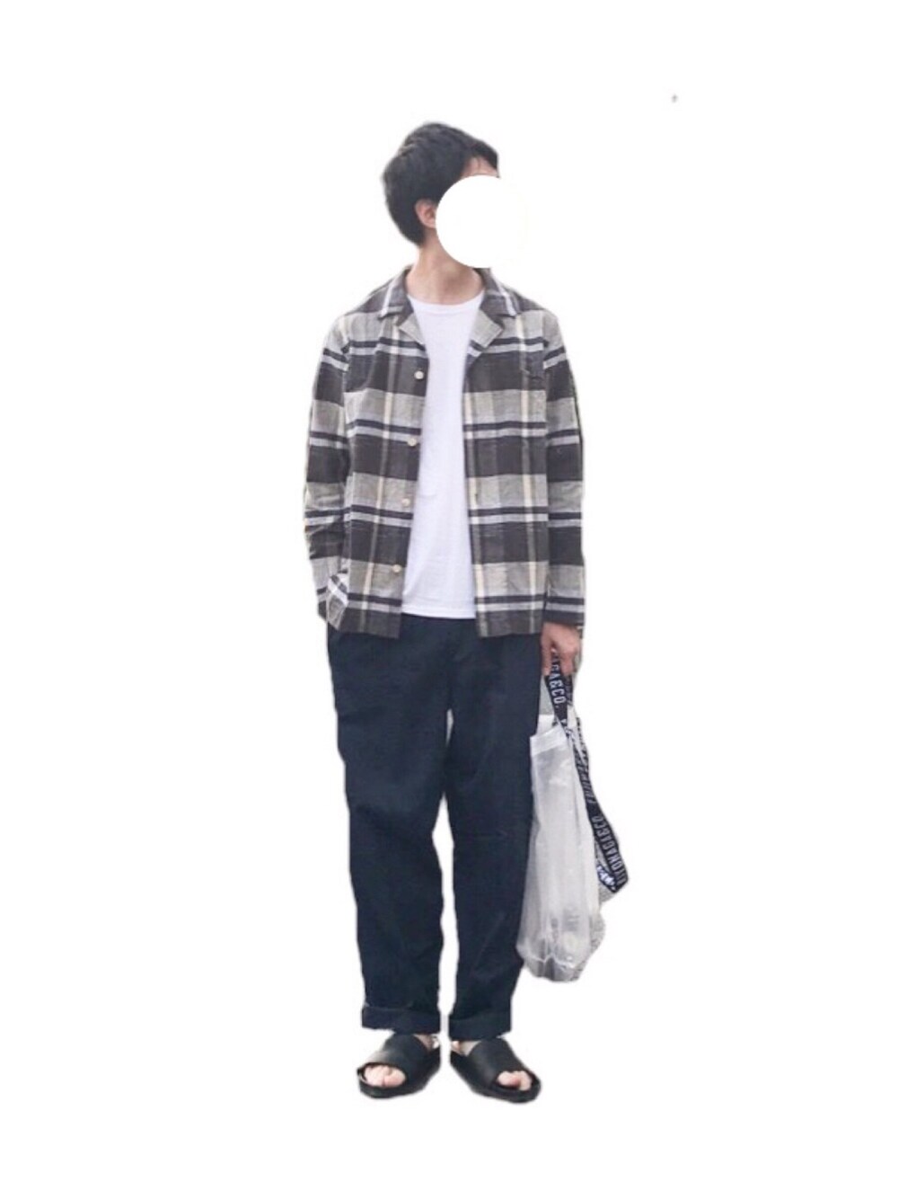 「fragmentdesign、オープンカラーシャツ、イージーパンツ、シャワーサンダル」｜「RYUのアイテム（シャツ/ブラウス、グレー系）」を使った、ともつまさん（メンズ・178cm）の夏コーディネートの1枚目の写真