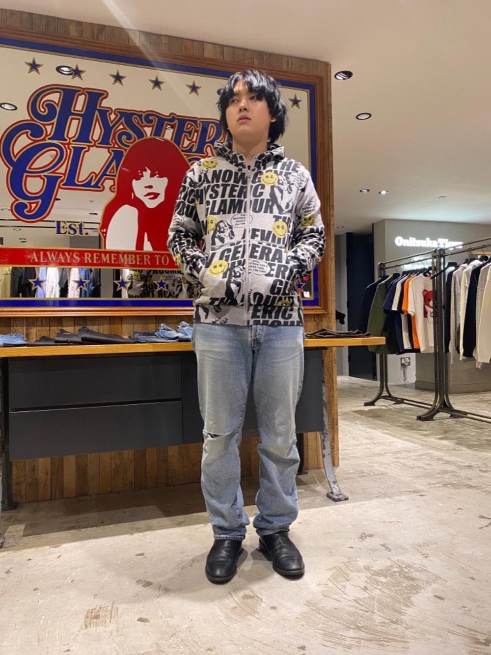 「Hysteric Glamour、春コーデ、ヒステリックグラマー、ストリートコーデ、アメカジコーデ」｜「HYSTERIC GLAMOURのHG SOUND REVOLUTION柄パーカー（パーカー、グレー系）」を使った、hyshmt07さん（メンズ・174cm）の冬コーディネートの1枚目の写真