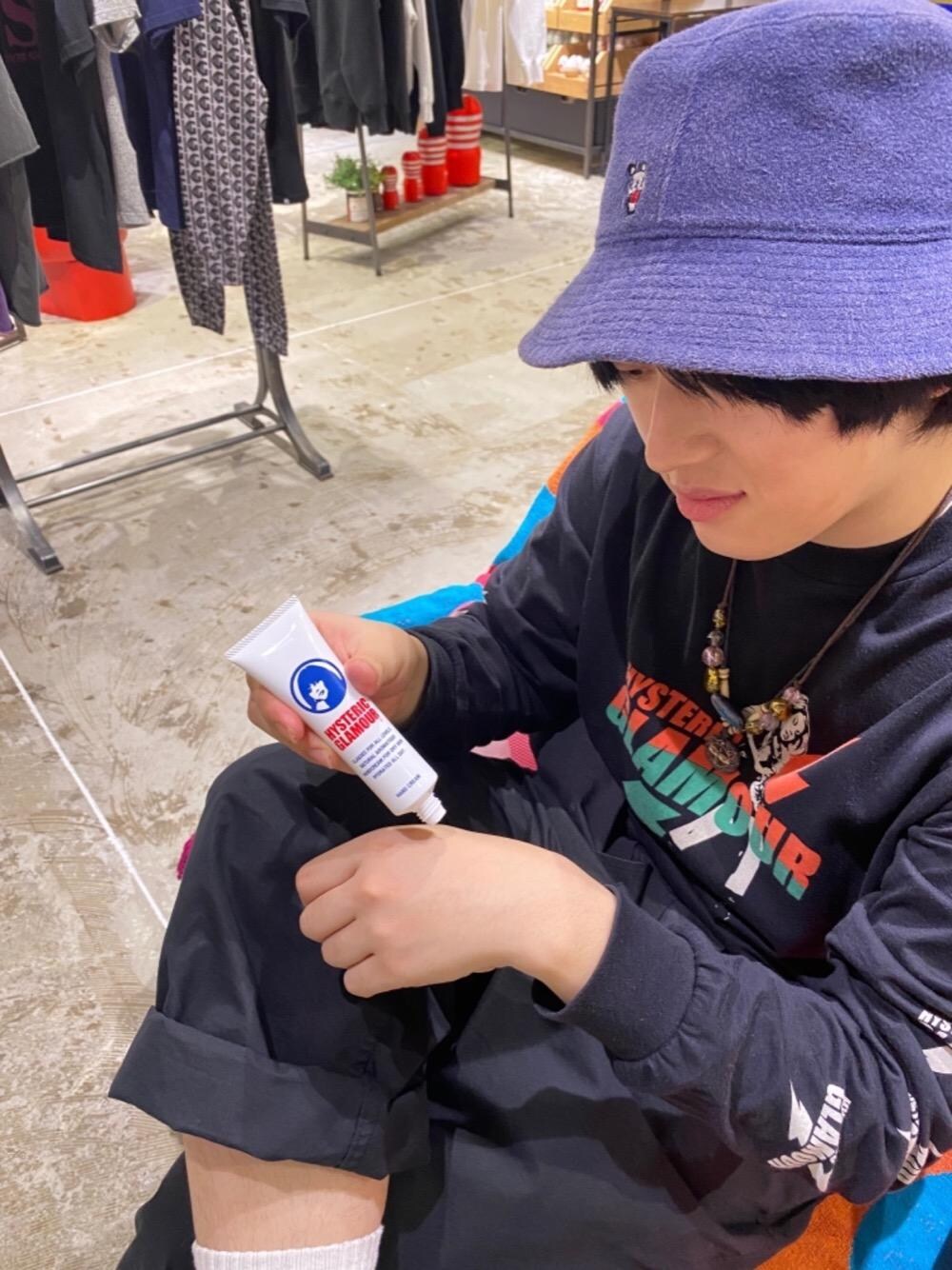 「Hysteric Glamour、トラベル、ヒステリックグラマー」｜「HYSTERIC GLAMOURのCIRCLE GIRLハンドクリーム（ハンドケア/ハンドクリーム、ホワイト系）」を使った、hyshmt07さん（メンズ・174cm）の冬コーディネートの1枚目の写真