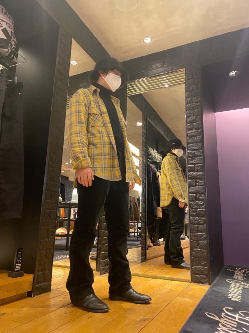 「ブーツ、冬コーデ、Hysteric Glamour、フレアパンツ、シンプルコーデ、ヒステリックグラマー、ストリートコーデ」｜「HYSTERIC GLAMOURのCPOシャツ（シャツ/ブラウス、イエロー系）」を使った、hyshmt07さん（メンズ・174cm）の秋コーディネートの1枚目の写真