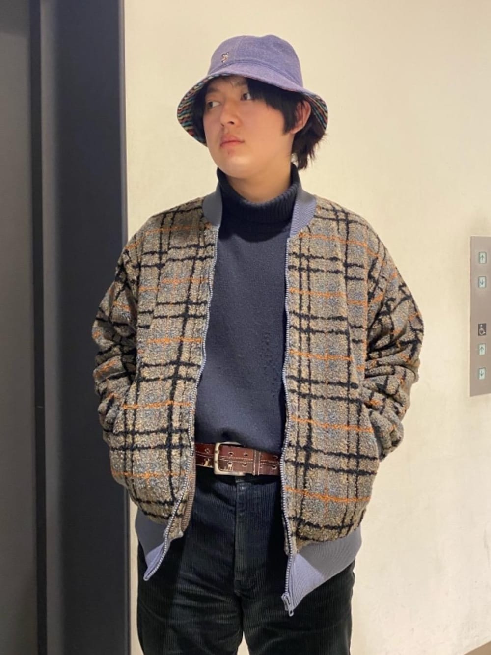 「Hysteric Glamour、カジュアルコーデ、ヒステリックグラマー、アメカジコーデ」｜「HYSTERIC GLAMOURのHYS LOGO ワッペン付きジャンパー（その他アウター、グレー系）」を使った、hyshmt07さん（メンズ・174cm）の冬コーディネートの1枚目の写真