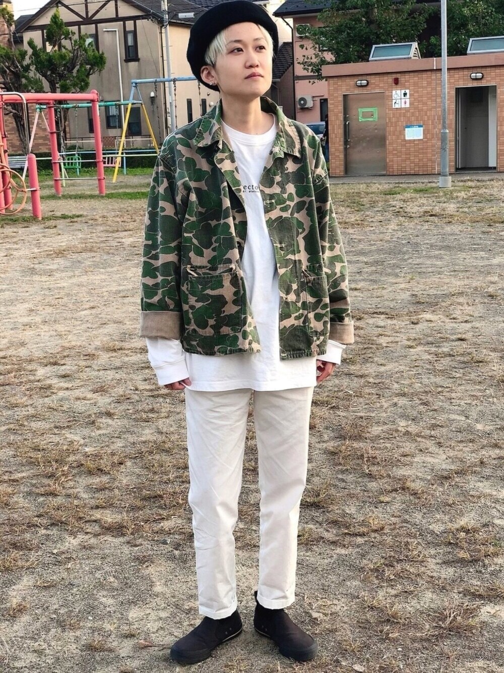 「お洒落さんとつながりたい、パンツスタイル、ベレー帽、Dr.Martens、秋コーデ、スリッポン、モノトーン、ミリタリー、カーキ、カモフラ」｜「古着のアイテム（ジャケット/アウター、グリーン系）」を使った、chipi1015さん（レディース・160cm）の秋コーディネートの1枚目の写真