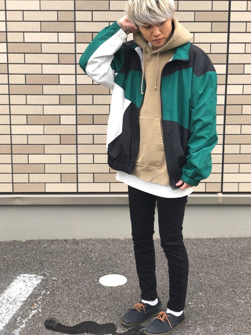 「Nylaus、トラックジャケット、グリーン、スキニーパンツ、パーカー、スポーツミックス、秋冬コーデ、GU、シンプル、ベージュ」｜「NYLAUSのNYLAUS デュスポ ダイアゴナル配色 切り替え トラックジャケット（ナイロンジャケット、グリーン系）」を使った、chipi1015さん（レディース・160cm）の冬コーディネートの1枚目の写真
