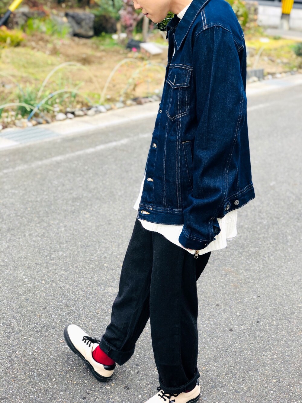 「秋冬コーデ、赤い靴下、デニムジャケット、ネイビー、Nylaus、カジュアルコーデ、VANS、おしゃれさんと繋がりたい、白ニット」｜「NYLAUSのNYLAUS デニムトラッカージャケット（デニムジャケット、ブルー系）」を使った、chipi1015さん（レディース・160cm）の冬コーディネートの1枚目の写真