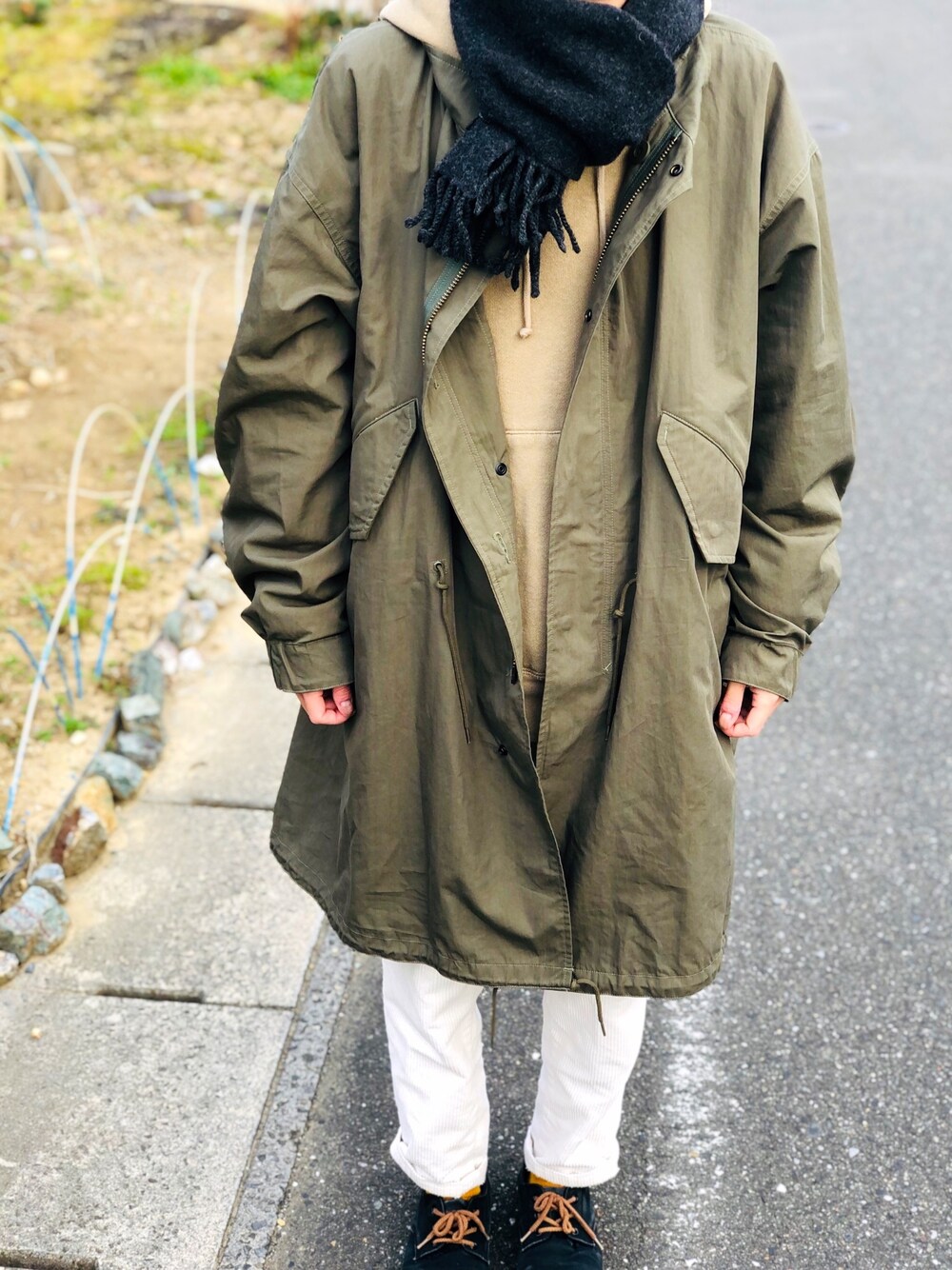 「年末WEAR感謝祭、冬コーデ、M65、パーカー、カーキ、白パンツ、コーデュロイパンツ、フリークスストア」｜「FREAK'S STOREのWEB限定 M-65 ビッグシルエット スタンドモッズコート（モッズコート、グリーン系）」を使った、chipi1015さん（レディース・160cm）の冬コーディネートの1枚目の写真