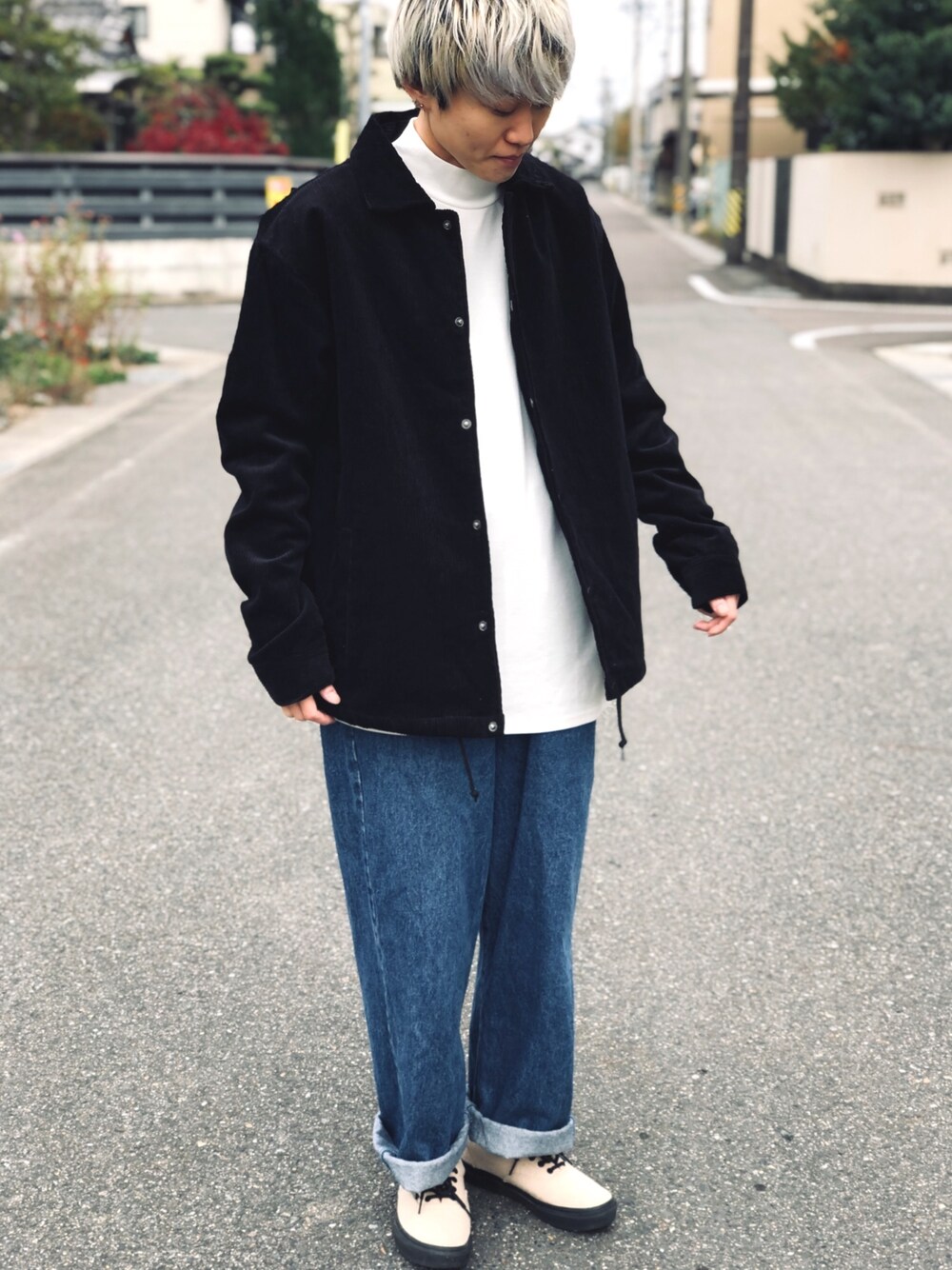 「カジュアル、コーデュロイ、コーチジャケット、ワイドパンツ、デニム、Nylaus、VANS、秋冬コーデ、モックネック、黒」｜「NYLAUSのNYLAUS 裏ボア コーデュロイ トラッカー コーチジャケット（ブルゾン、ブラック系）」を使った、chipi1015さん（レディース・160cm）の冬コーディネートの1枚目の写真