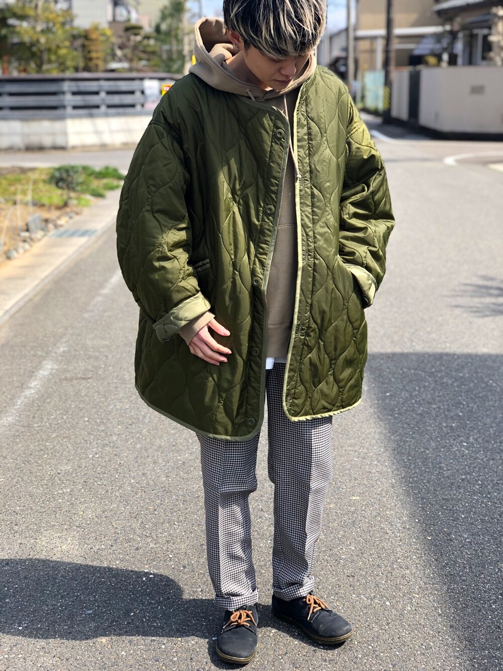 「メンズライク、カーキ、キルティング、パーカー、ガンクラブチェック、スラックス、ベージュ、Nylaus、カジュアルコーデ」｜「NYLAUSのNYLAUS タータン ガンクラブ グレン チェック柄 イージー アンクルスラックス（スラックス、ホワイト系）」を使った、chipi1015さん（レディース・160cm）の春コーディネートの1枚目の写真