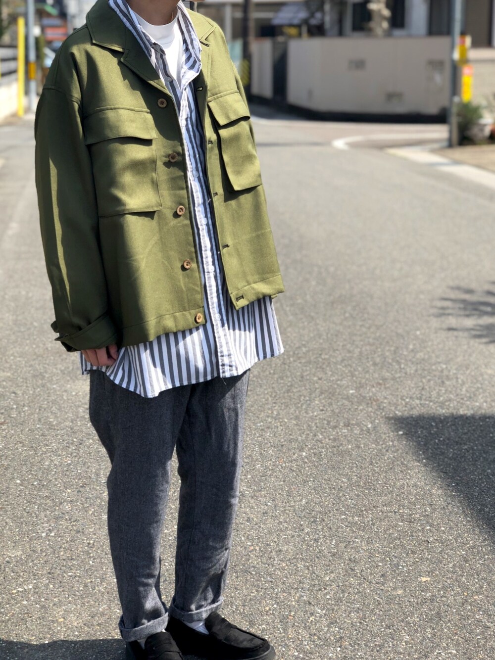 「春、カーキ、ストライプシャツ、Nylaus、グレーパンツ、モックネック、きれいめカジュアル、レイヤードスタイル、カバーオール」｜「NYLAUSのNYLAUS オーバーサイズ 無地 カバーオールブルゾン（カバーオール、グリーン系）」を使った、chipi1015さん（レディース・160cm）の春コーディネートの1枚目の写真