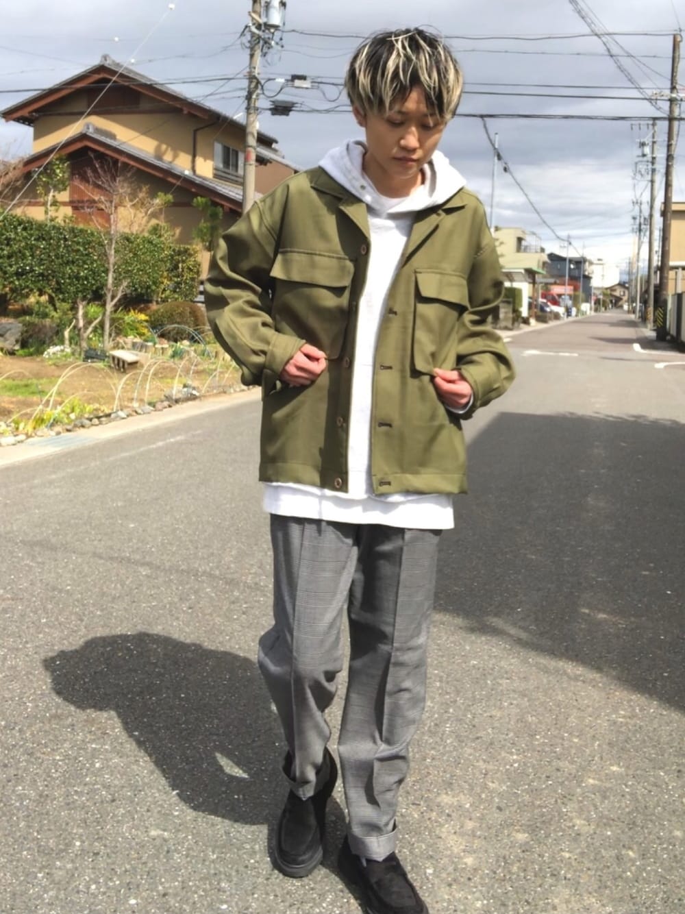 「Nylaus、カーキ、カバーオール、チェックパンツ、グレンチェック、パーカー、ホワイト、カジュアルコーデ、GU」｜「NYLAUSのNYLAUS 配色ステッチ カバーオール ジャケット（カバーオール、グリーン系）」を使った、chipi1015さん（レディース・160cm）の春コーディネートの1枚目の写真