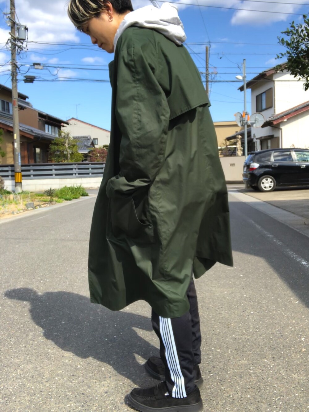 「Nylaus、グリーン、トレンチコート、ラインパンツ、パーカー、ビッグシルエット、ブラック」｜「SENSE OF PLACE by URBAN RESEARCHのトレンチコート（その他アウター、グリーン系）」を使った、chipi1015さん（メンズ・160cm）の春コーディネートの1枚目の写真