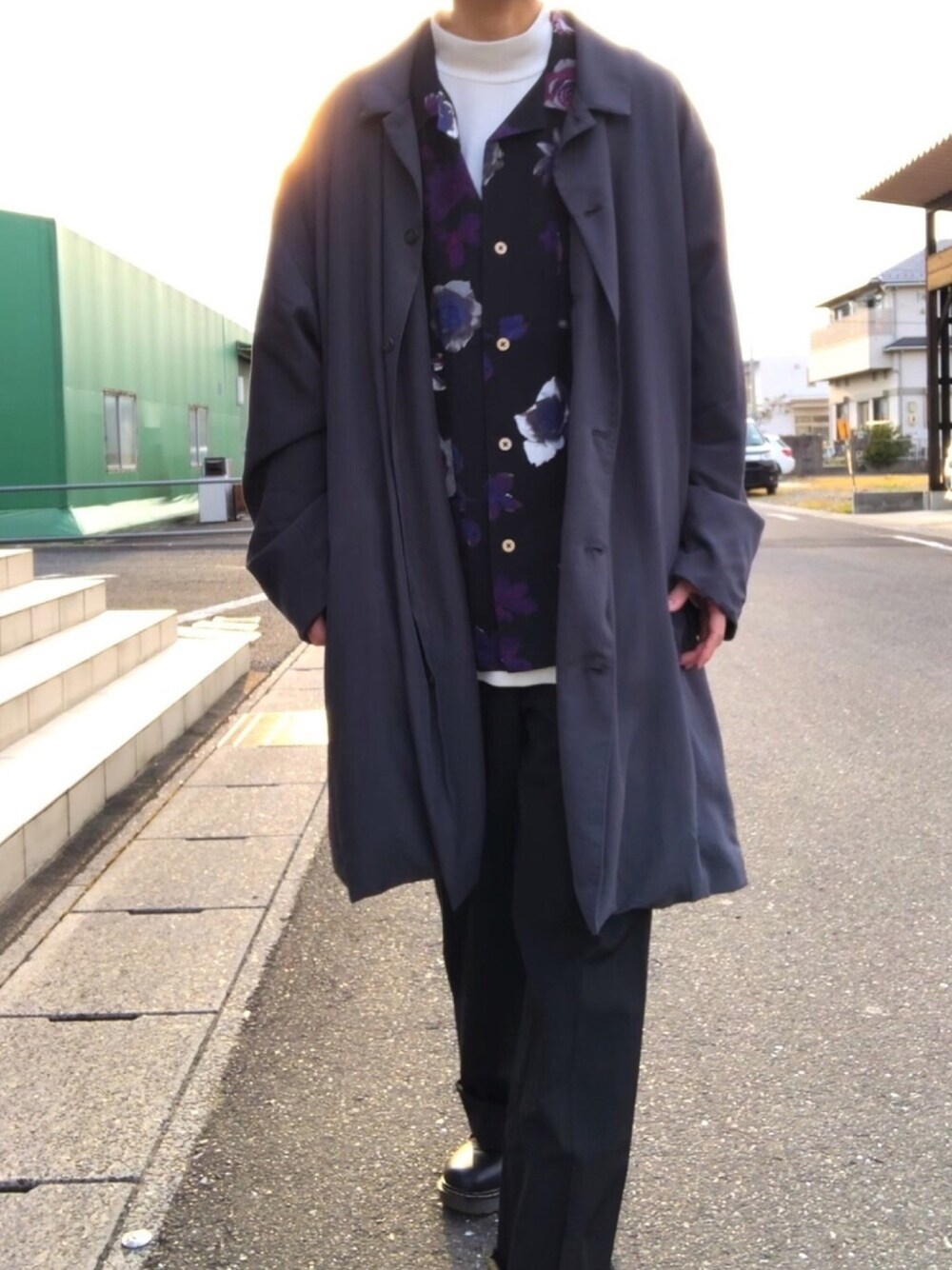 「ワイドパンツ、ビッグシルエット、柄シャツ、オープンカラーシャツ、花柄、ブラック、ワントーンコーデ、モノトーンコーデ、Nylaus、過去code」｜「SENSE OF PLACE by URBAN RESEARCHのモダールステンカラーコート（ステンカラーコート、グレー系）」を使った、chipi1015さん（メンズ・160cm）の春コーディネートの1枚目の写真