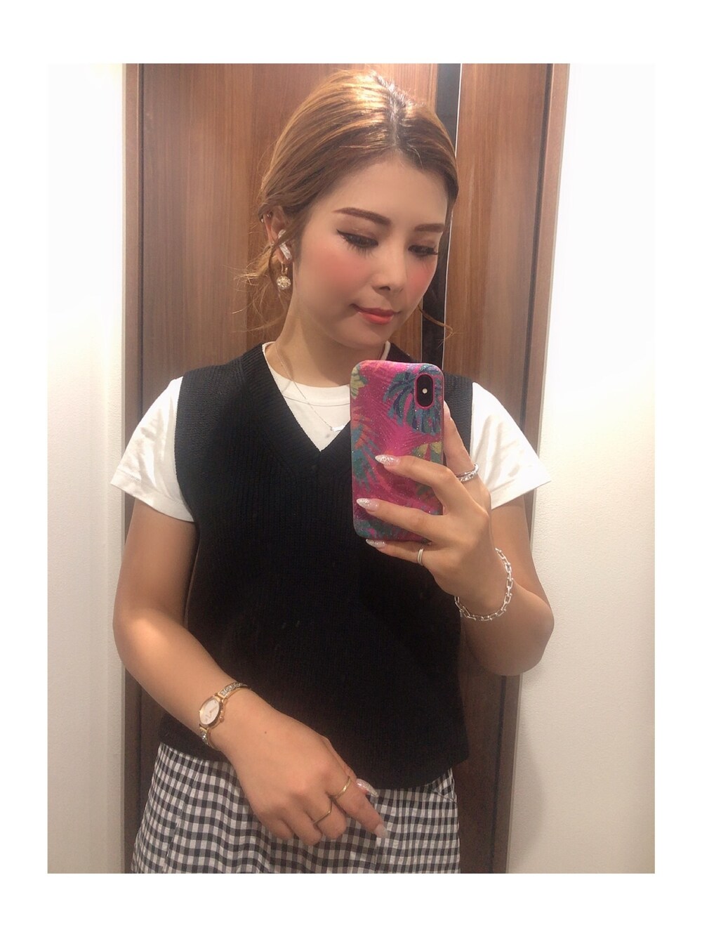 「ZARA、gingham、knitvest、ギンガムチェック、ギンガムチェックスカート、ニットベスト、tiffany&co、Swarovski、agatha」｜「ZARAのアイテム（スカート、ブラック系）」を使った、tsutsumin212さん（レディース・161cm）の春コーディネートの1枚目の写真