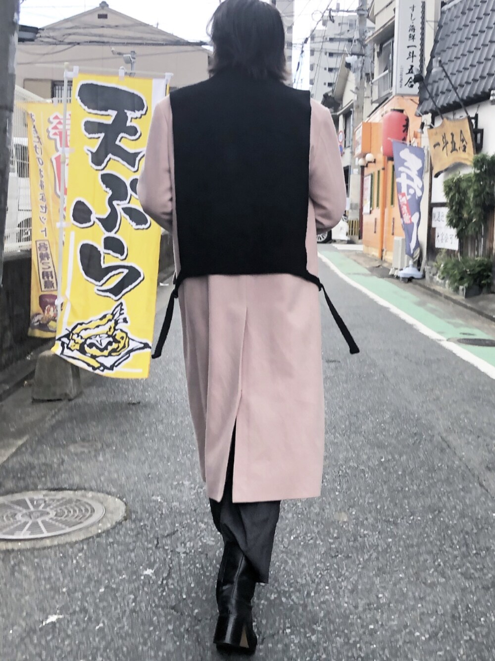 「シンプルコーデ、オーバーサイズ、ロングコート、お洒落さんとつながりたい、MR.GENTLEMAN、CLANE、Maison Margiela、休日スタイル、ootd、レイヤードスタイル」｜「MR.GENTLEMANのアイテム（チェスターコート、ピンク系）」を使った、Daisuke Fujitaさん（メンズ・180cm）の冬コーディネートの1枚目の写真