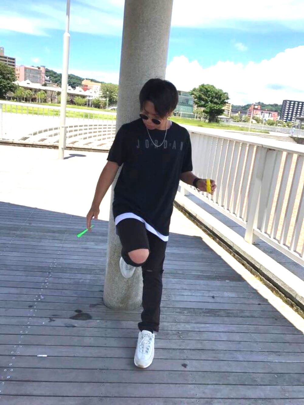 「ジョーダン、エアーMAX、ナイキスニーカー、スキニーデニム、めがね、休日スタイル」｜「Jordanのアイテム（Tシャツ/カットソー、ブラック系）」を使った、わさおさん（メンズ・165cm）の夏コーディネートの1枚目の写真
