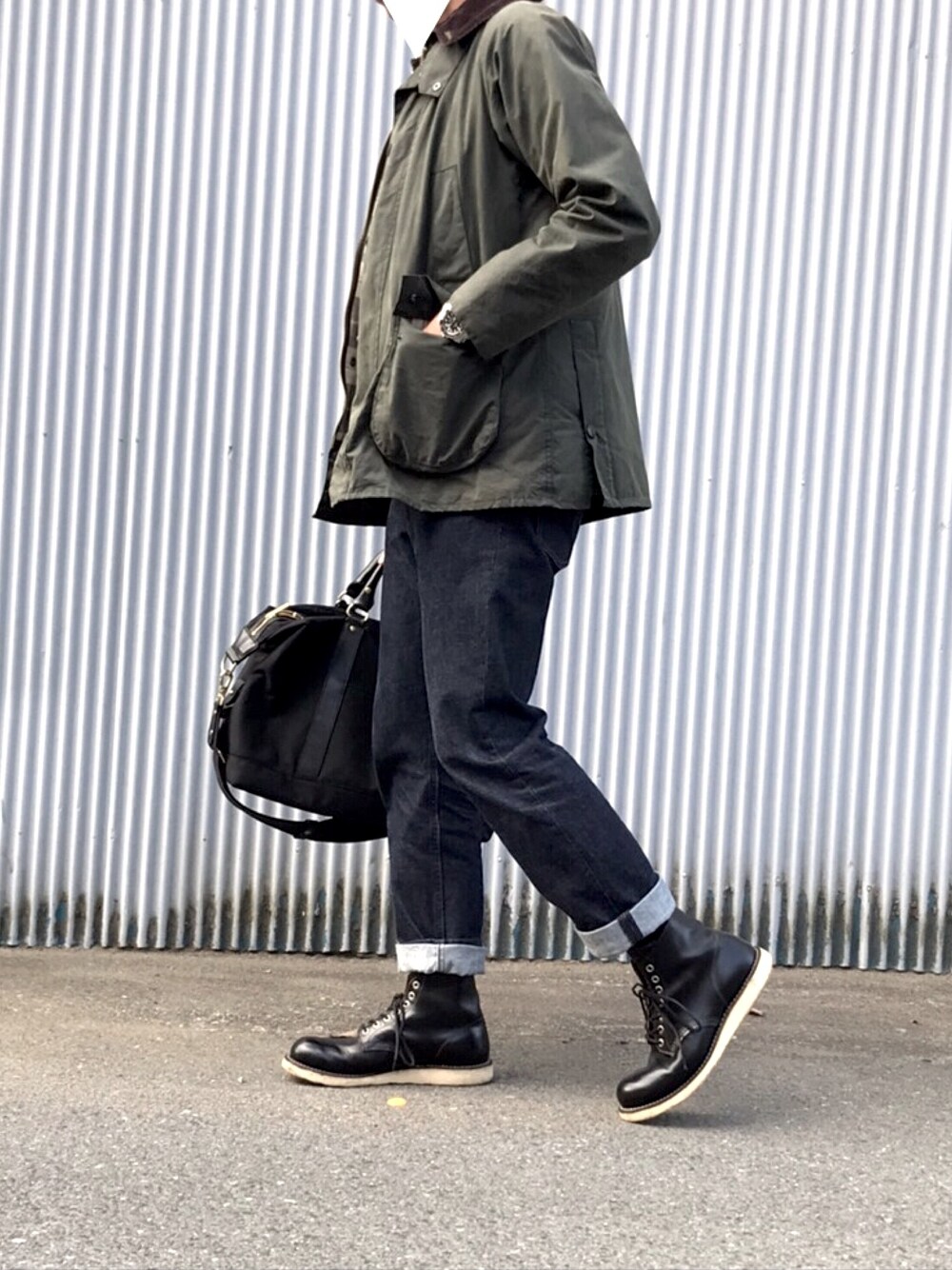 「冬コーデ、オトナカジュアル、シンプル、バブアー、barbour、デニム、ブーツ、カジュアルコーデ、きれいめカジュアル、カーキ」｜「BEAUTY&YOUTH UNITED ARROWSのアイテム（デニムパンツ、ブルー系）」を使った、hilo wearさん（メンズ・170cm）の冬コーディネートの1枚目の写真