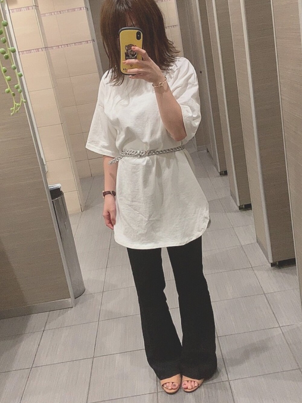 「しろTシャツ、フレアパンツ、ベルト、サンダル、ソトハネ、きりっぱなしボブ、プチプラコーデ、ラクチンコーデ」｜「GUのアイテム（Tシャツ/カットソー、ホワイト系）」を使った、RINAさん（レディース・154cm）の秋コーディネートの1枚目の写真