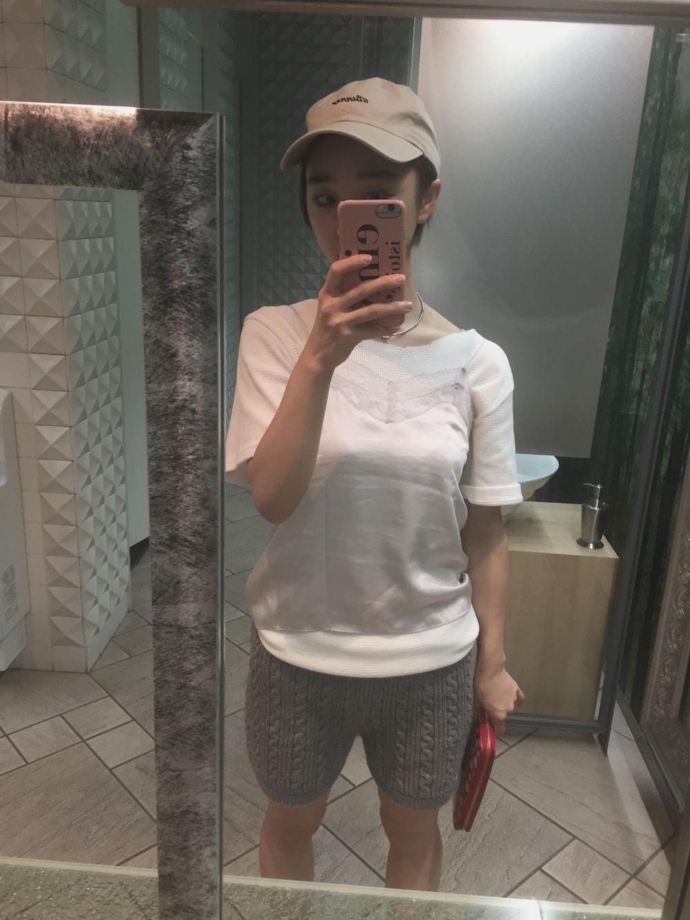 「ニットブルマ、Heather、eimy istoire、カジュアル、キャップ、サーマル、サーマルカットソー、美容師、キャミソール、古着」｜「eimy istoireのsatin lace camisole（キャミソール、グレー系）」を使った、Hori Nanakoさん（レディース・155cm）の秋コーディネートの1枚目の写真