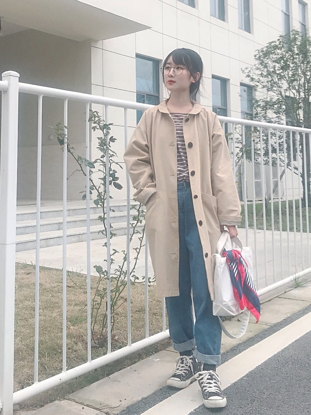 「GLOBAL WORK、Samansa Mos2、Kastane、converse、CONVERSE TOKYO」｜「Samansa Mos2のアイテム（トレンチコート、ベージュ系）」を使った、momokooさん（レディース・155cm）の春コーディネートの1枚目の写真