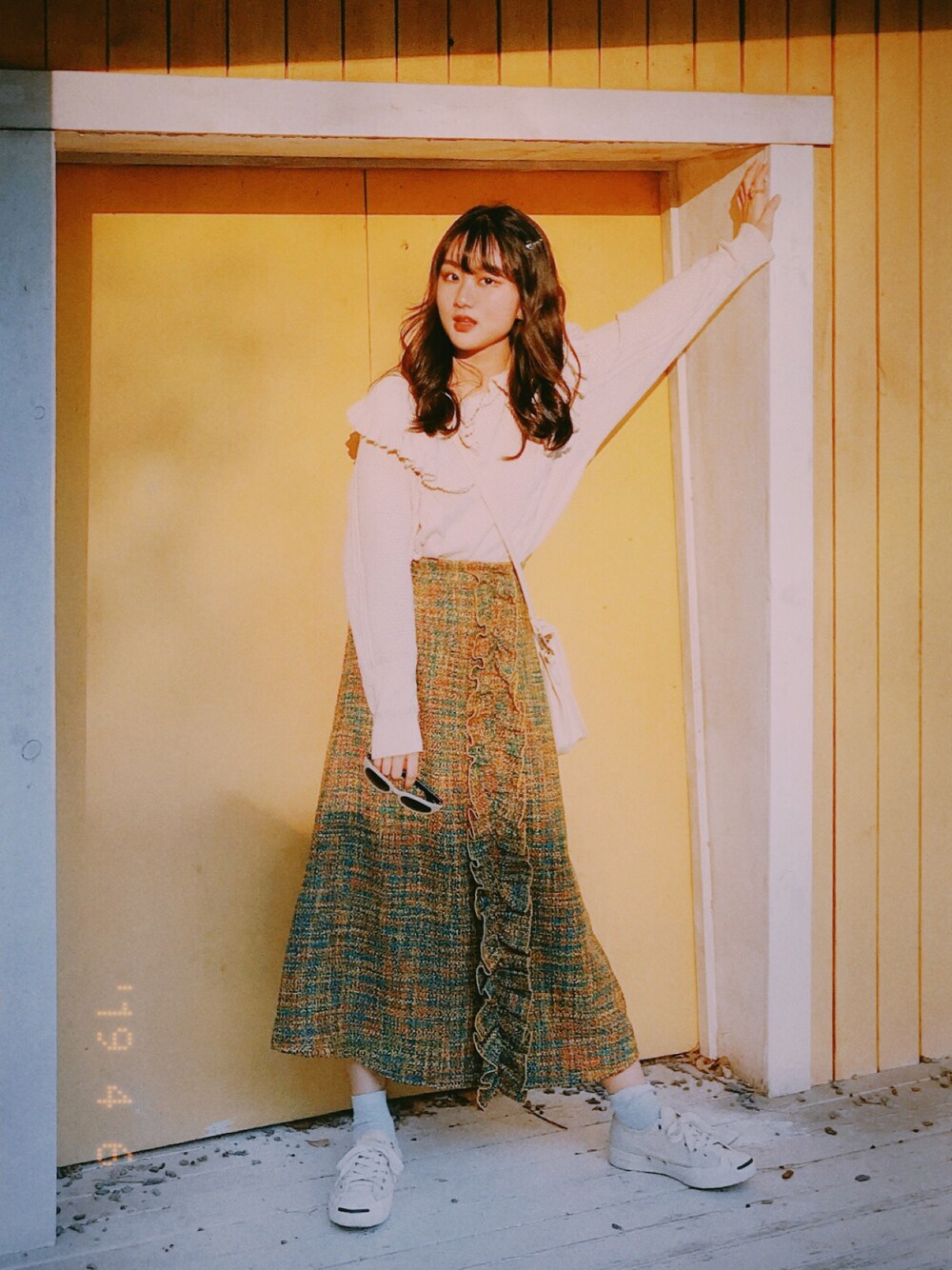 「merry jenny、converse、スニーカー、ootd、spring」｜「merry jennyのおおきい衿ニット（ニット/セーター、ホワイト系）」を使った、momokooさん（レディース・155cm）の春コーディネートの1枚目の写真