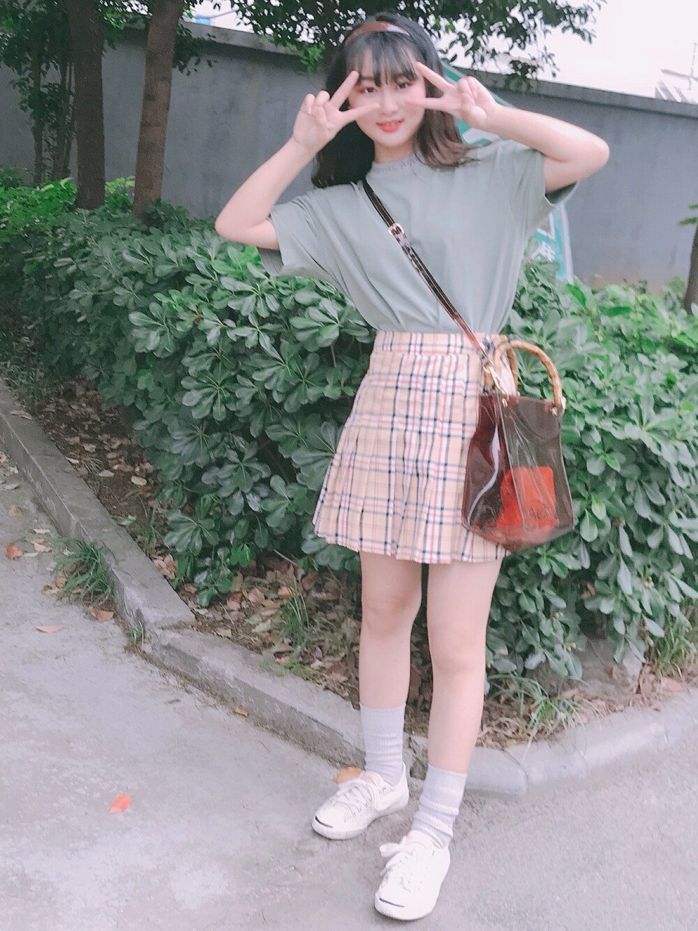 「AcneStudios、WEGO、who's who chico」｜「Acne Studiosのアイテム（Tシャツ/カットソー、グリーン系）」を使った、momokooさん（レディース・155cm）の夏コーディネートの1枚目の写真