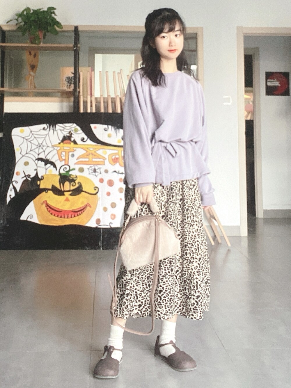 「E hyphen world gallary、earth music&ecology、Soulberry」｜「E hyphen world galleryのウエストマークスウェットプルオーバー（Tシャツ/カットソー、パープル系）」を使った、momokooさん（レディース・155cm）の秋コーディネートの1枚目の写真