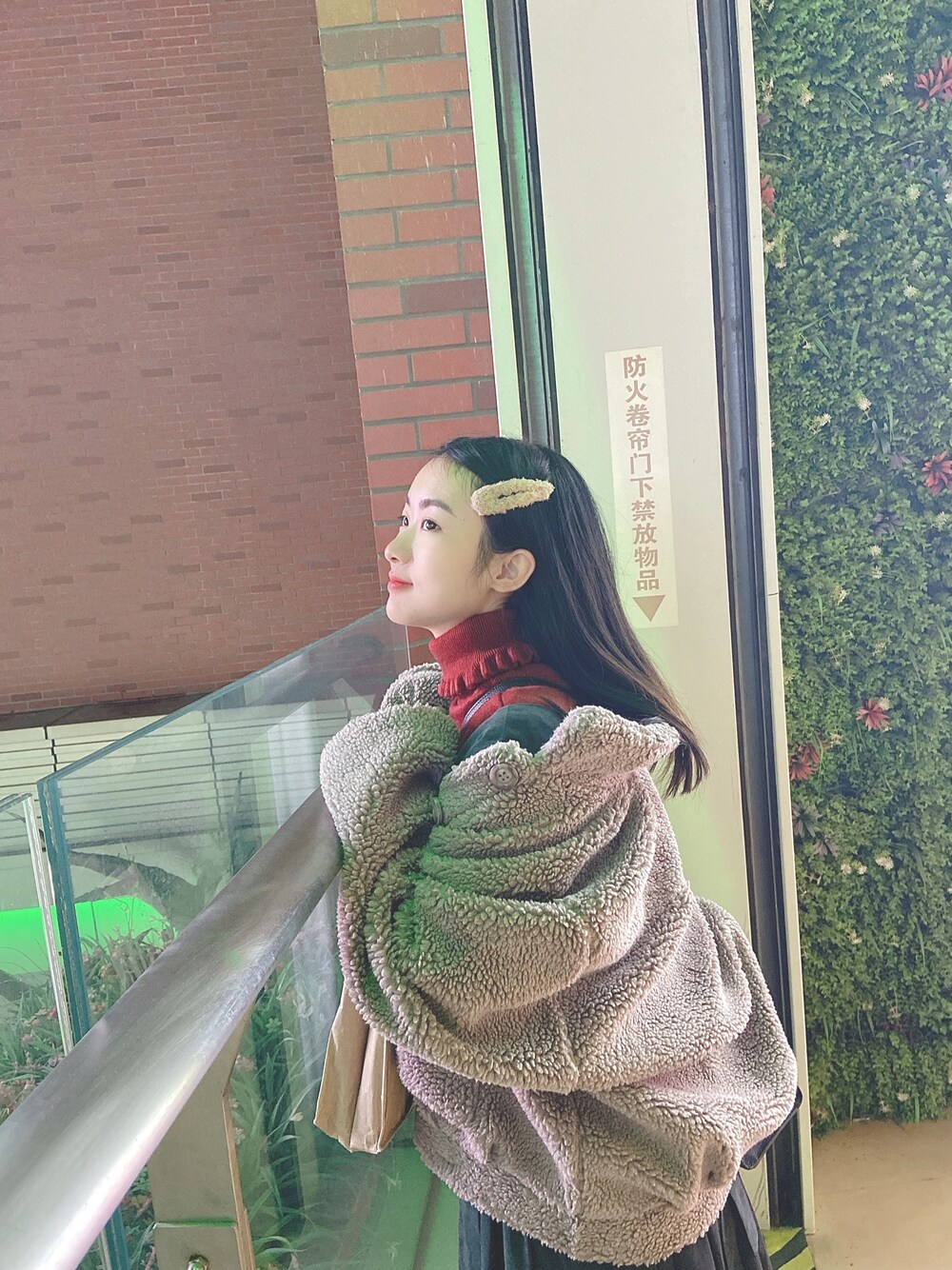 「merry jenny、titiy&Co.、ViS」｜「TITTY&CO.のフリルタートルニットプルオーバー（ニット/セーター、レッド系）」を使った、momokooさん（レディース・155cm）の冬コーディネートの1枚目の写真