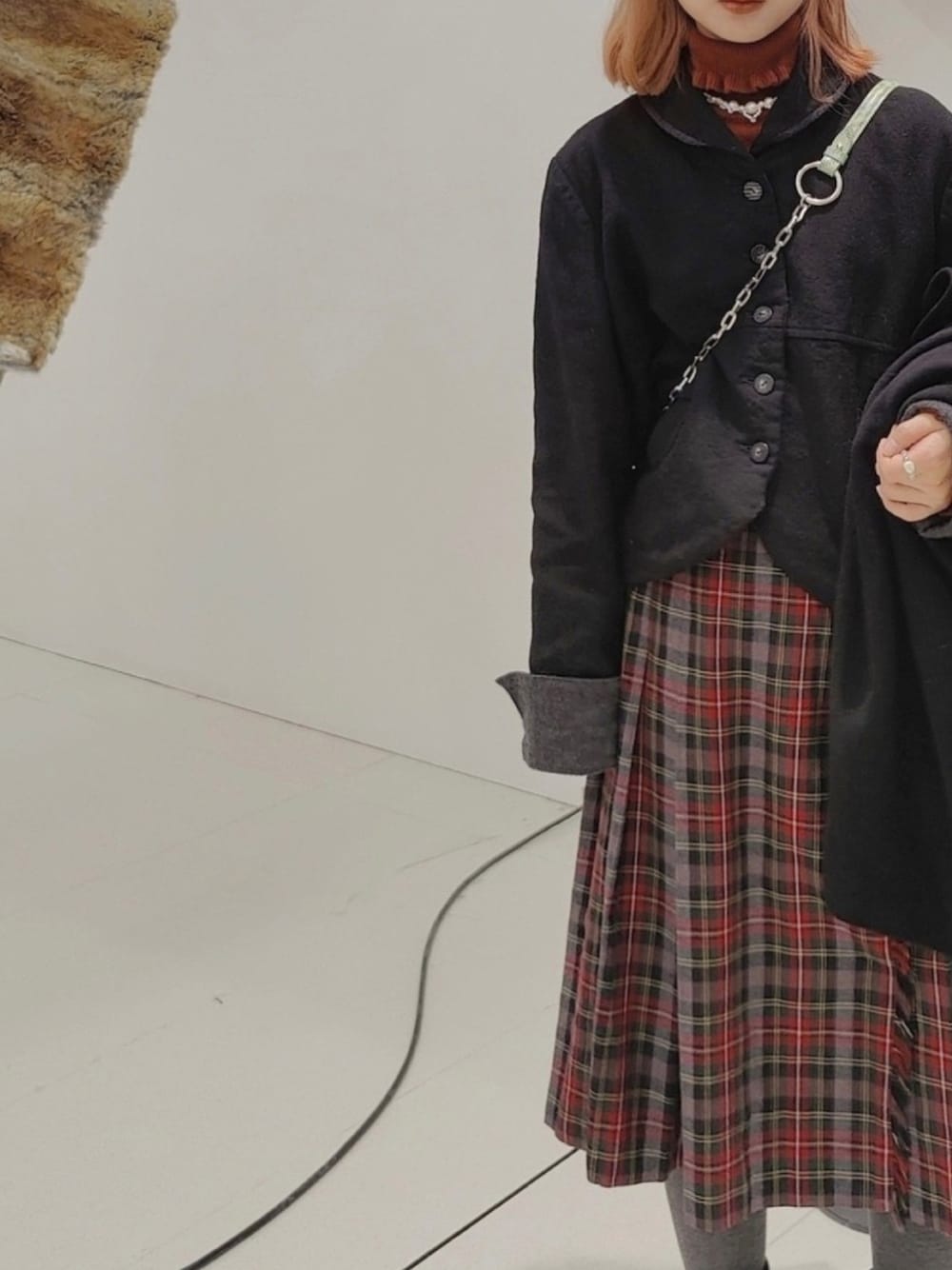 「vintage」｜「TITTY&CO.のカシミヤタッチタートル（ニット/セーター、レッド系）」を使った、momokooさん（レディース・155cm）の春コーディネートの1枚目の写真