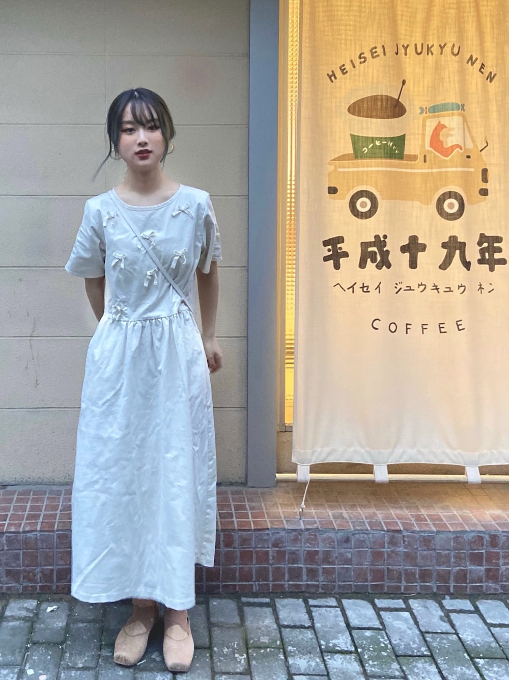 「merry jenny」｜「merry jennyのリボンだらけロングワンピース（ワンピース、ホワイト系）」を使った、momokooさん（レディース・155cm）の春コーディネートの1枚目の写真