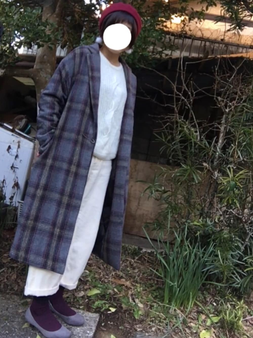 「ラフ、コート、白パンツ、ガウン、白ニット、ワントーンコーデ、ベレー帽」｜「DOUBLE NAMEの中綿入り起毛チェックチェスターコート（チェスターコート、グレー系）」を使った、hanaco ‪✾‬さん（レディース・156cm）の冬コーディネートの1枚目の写真