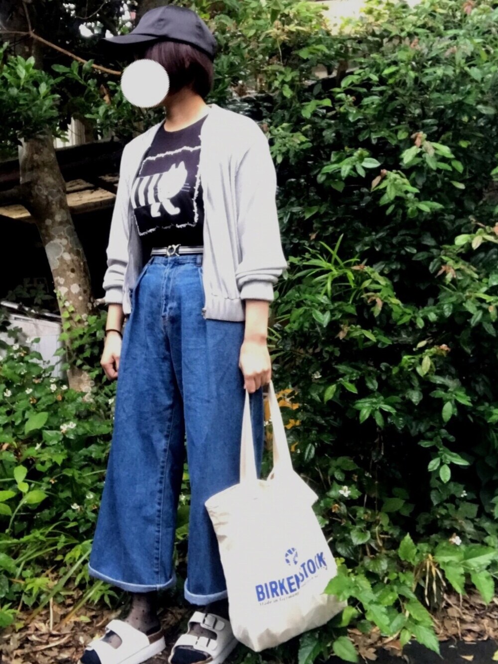 「プチプラコーデ、ワイドデニム、シンプル、カジュアル、サンダルに靴下、ユニクロ、リサラーソン」｜「UNIQLOのアイテム（Tシャツ/カットソー、ブラック系）」を使った、hanaco ‪✾‬さん（レディース・156cm）の夏コーディネートの1枚目の写真