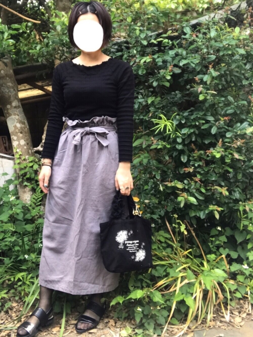 「シンプル、メタリック、プチプラ、ハイウエスト、カラースカート、サンダル」｜「LOWRYS FARMのシャーリングＪＱメロープルオーバー　743886 （Tシャツ/カットソー、ブラック系）」を使った、hanaco ‪✾‬さん（レディース・156cm）の春コーディネートの1枚目の写真