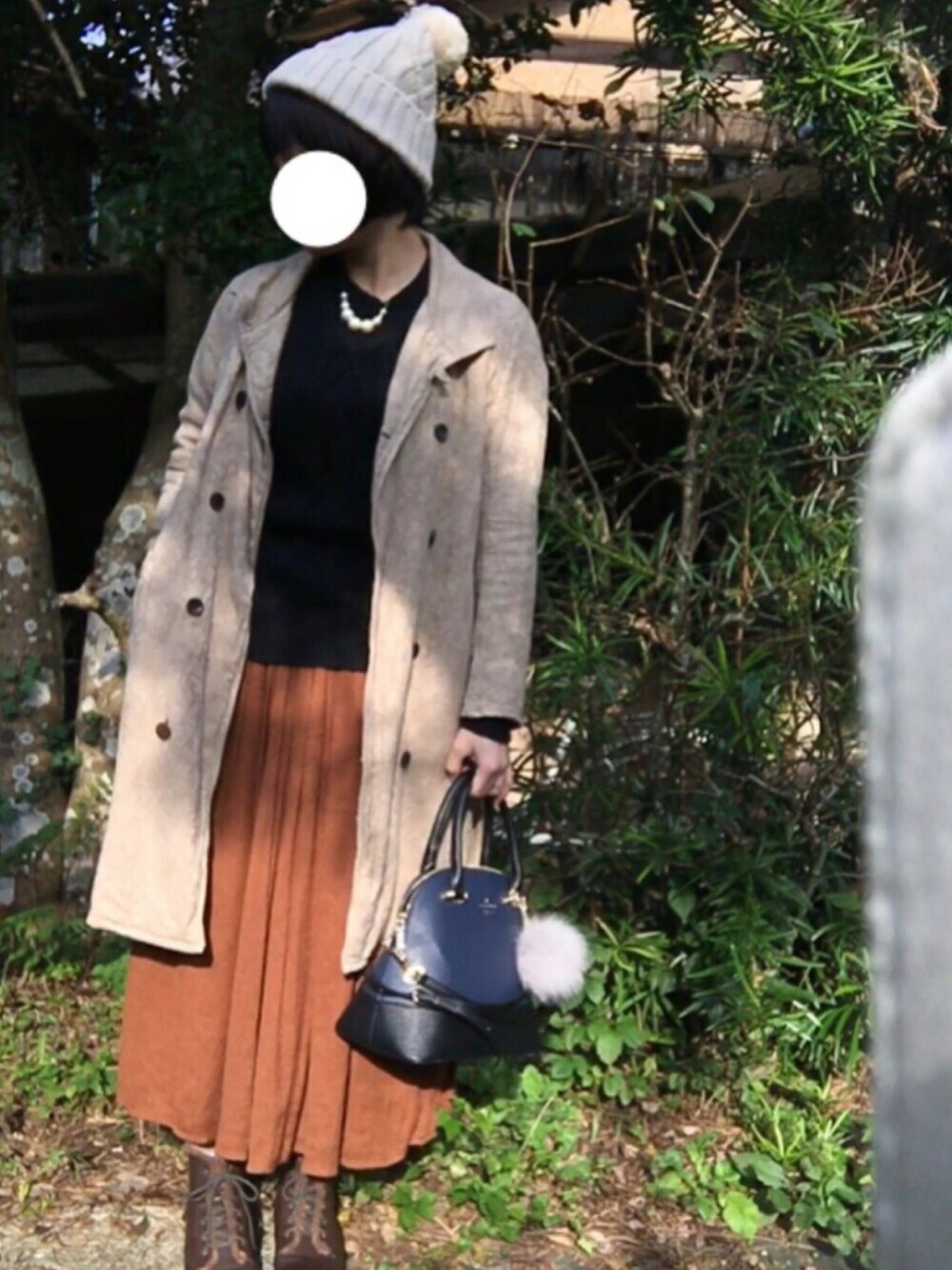 「秋コーデ、ブラック、ボブ、ニット帽、テラコッタ、ワイドパンツ」｜「passage mignon/flaneurのポンポンケーブルニットワッチ（ニットキャップ/ビーニー、ホワイト系）」を使った、hanaco ‪✾‬さん（レディース・156cm）の秋コーディネートの1枚目の写真