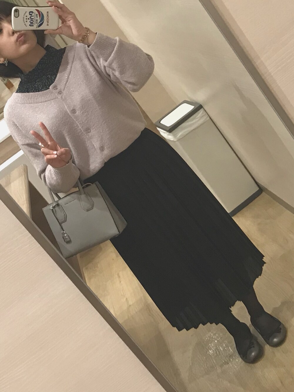 「シンプルコーデ、春、カーディガン、ブラウス、Vネック、プリーツスカート、バレエシューズ、UNIQLO、おしゃれさんと繋がりたい」｜「archivesのフェザーラメカーデ（ニット/セーター、ピンク系）」を使った、hanaco ‪✾‬さん（レディース・156cm）の冬コーディネートの1枚目の写真