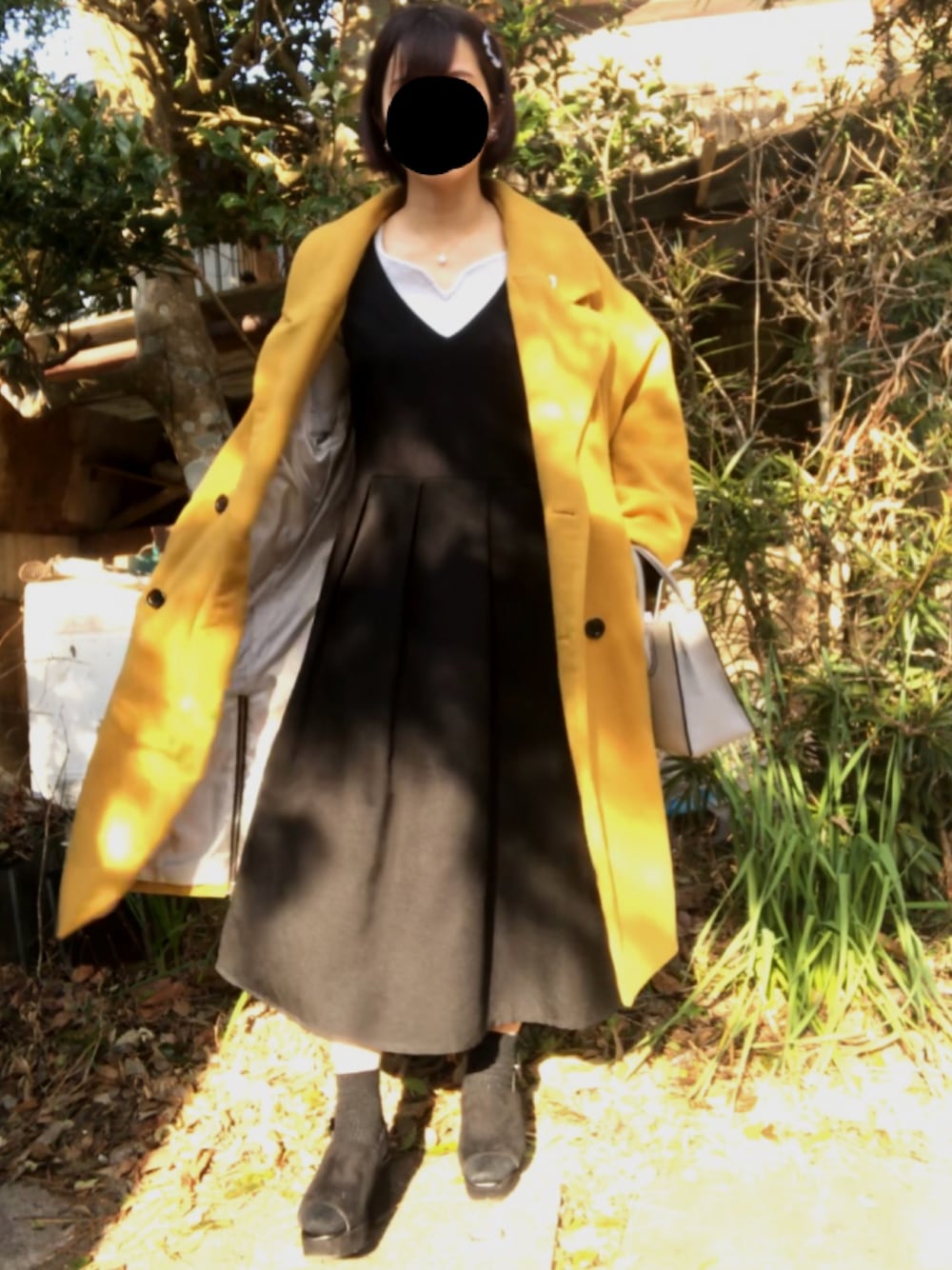 「シンプル、黒、ジャンスカ、オーバーサイズ、プチプラ、厚底サンダル、靴下屋、おしゃれさんと繋がりたい」｜「BE RADIANCEのハートカットネックリブニット（ニット/セーター、シルバー系）」を使った、hanaco ‪✾‬さん（レディース・156cm）の冬コーディネートの1枚目の写真