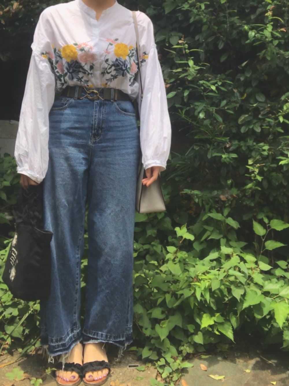 「夏コーデ、ラクチンコーデ、シンプルコーデ、ワイドデニム、ハイウエスト、ダメージデニムパンツ、おしゃれさんと繋がりたい、ワイドシルエット」｜「ZARAの刺繍 ブラウス フリル 白 長袖（シャツ/ブラウス、その他）」を使った、hanaco ‪✾‬さん（レディース・156cm）の夏コーディネートの1枚目の写真