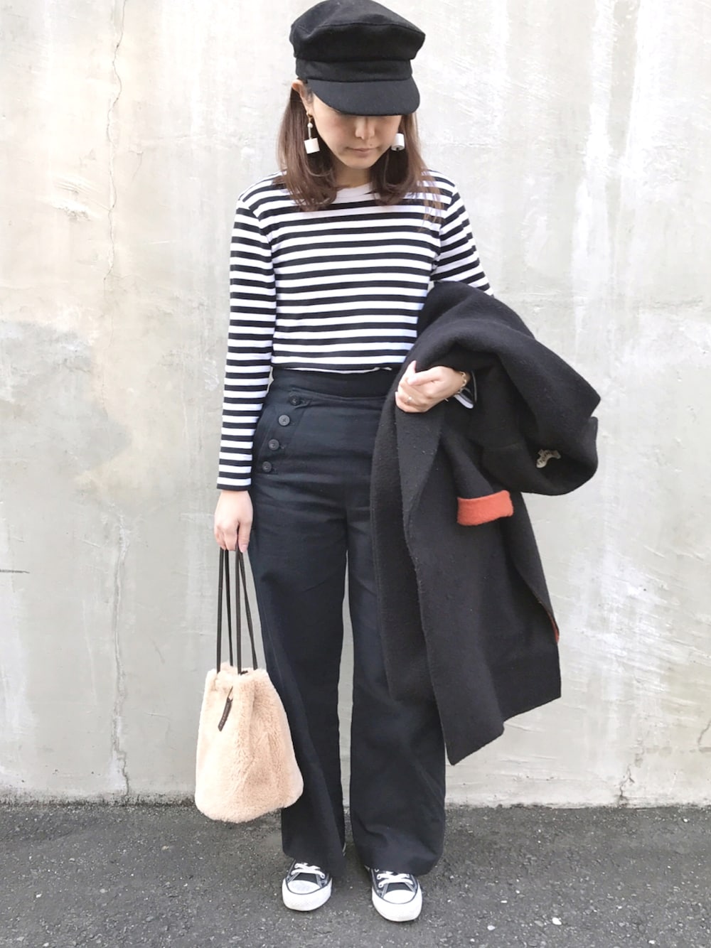 ブラック系のTシャツ/カットソー、ブラック系のジャケット/アウター、ブルー系のその他パンツを着用したレディースの冬コーディネートの1枚目の写真