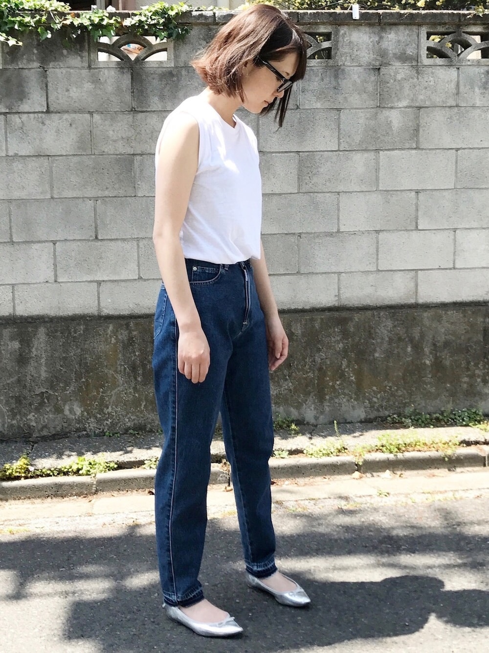 「シンプルコーデ、カジュアル、ママコーデ、アダムエロペ(ADAM ET ROPE')、Hanes、BIOTOP、デニムパンツ、オトナカジュアル、セリーヌ、栄作コーデ」｜「CELINEのアイテム（メガネ、ブラック系）」を使った、maaさん（レディース・165cm）の夏コーディネートの1枚目の写真