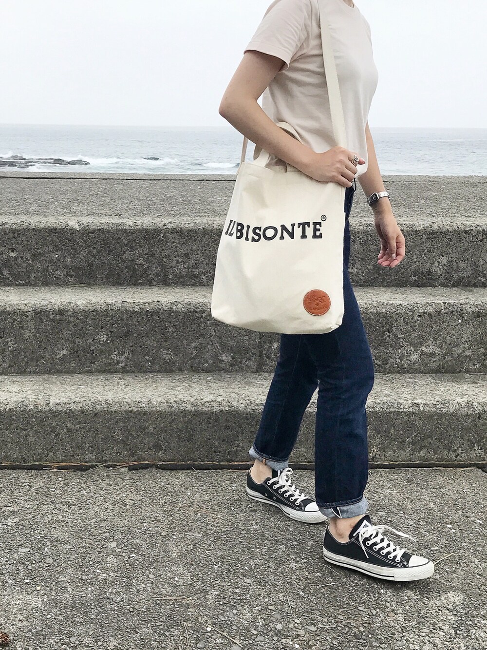 「海、海コーデ、ママファッション、デニムパンツ、モノトーンコーデ、ユニクロ、旅行コーデ、シンプルコーデ、大人カジュアル、オフィスカジュアル」｜「CONVERSEのCONVERSE / CVS ALL STAR OX（スニーカー、ブラック系）」を使った、maaさん（レディース・165cm）の秋コーディネートの1枚目の写真