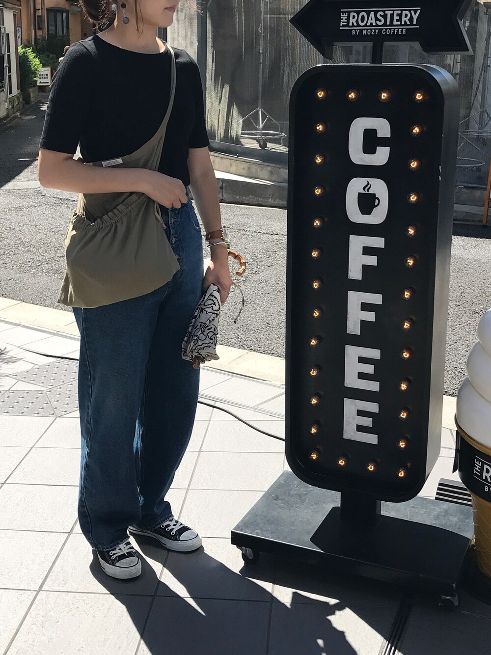 「秋のコーデ、シンプル、イヤリング、ママコーデ、シンプルコーデ、カジュアルコーデ、マルジェラ、デニムパンツ、モノトーンコーデ、ユニクロ」｜「UNIQLOのアイテム（Tシャツ/カットソー、ホワイト系）」を使った、maaさん（レディース・165cm）の秋コーディネートの1枚目の写真