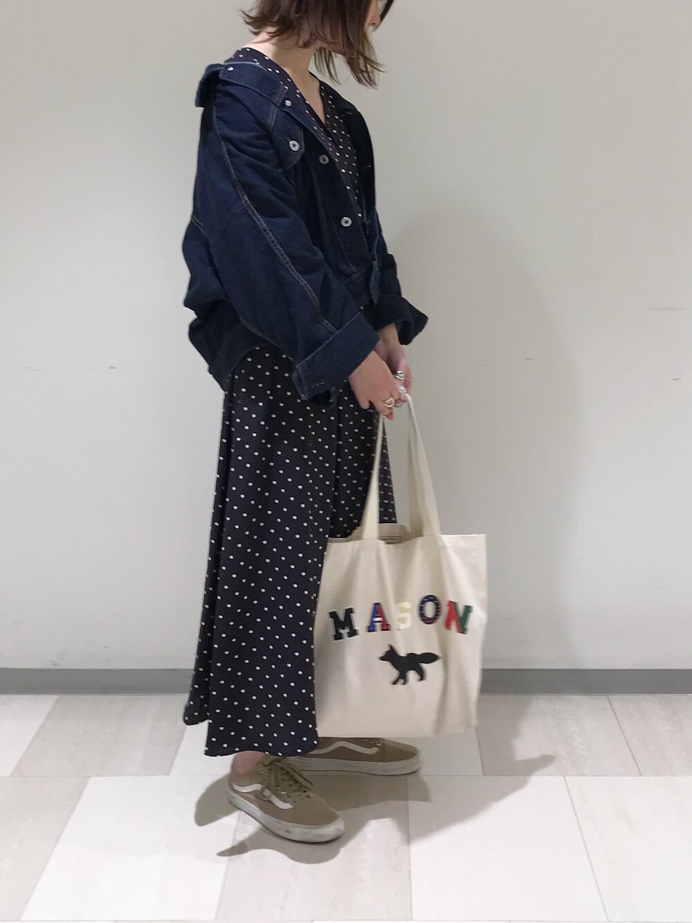 「ママコーデ、ママファッション、エンフォルド(ENFOLD)、デニムジャケット、子連れファッション、ドット、水玉、ワンピース、モノトーンコーデ、プチプラコーデ」｜「GUのアイテム（ワンピース、ブルー系）」を使った、maaさん（レディース・165cm）の春コーディネートの1枚目の写真
