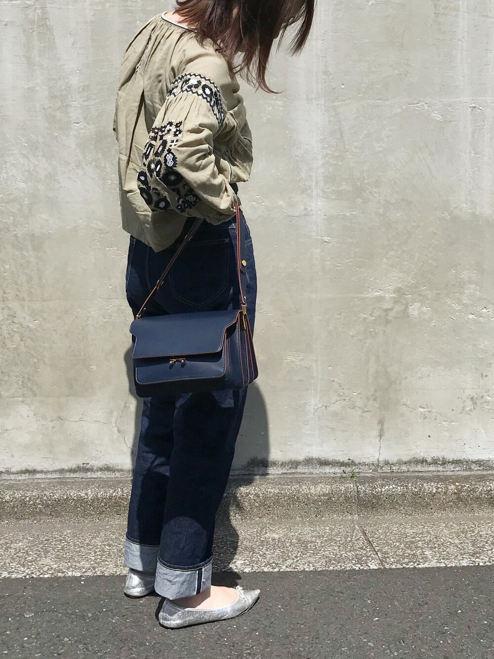 「マカフィー、トゥモローランド、刺繍ブラウス、刺繍、ママファッション、ママコーデ、ブラウス、デニム、カジュアルコーデ、シンプルコーデ」｜「MARNIのアイテム（ショルダーバッグ、ブルー系）」を使った、maaさん（レディース・165cm）の夏コーディネートの1枚目の写真
