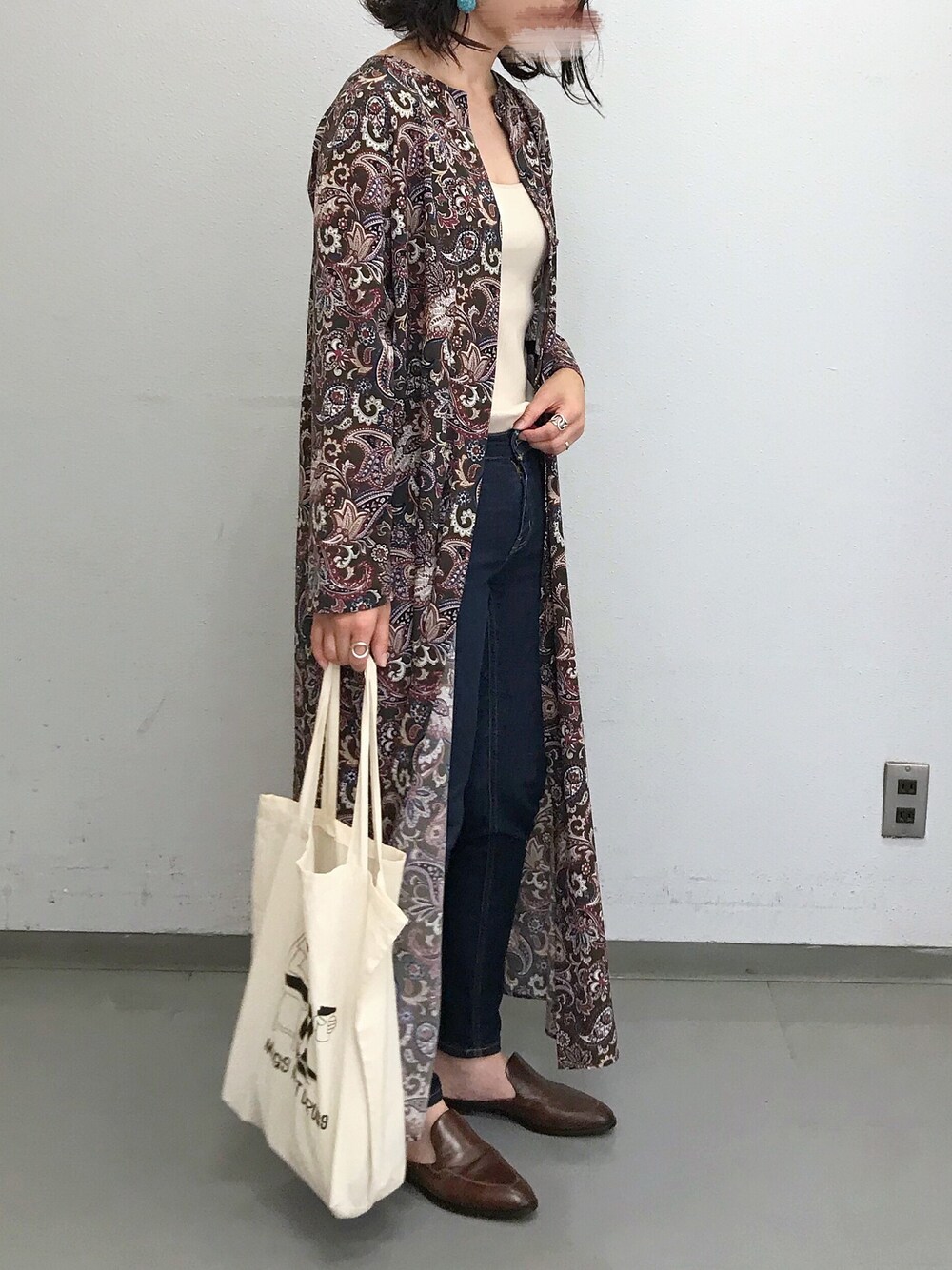 「ママファッション、ペイズリー柄、マキシ丈ワンピース、ママコーデ、シンプルコーデ、子連れファッション、シンプルスタイル、カジュアルコーデ、大人カジュアル、デニムコーデ」｜「ADAM ET ROPE'のＲＩＢキャミソールタンクトップ（タンクトップ、ベージュ系）」を使った、maaさん（レディース・165cm）の夏コーディネートの1枚目の写真